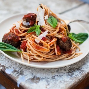 Chia Meatballs mit Tomaten Low Carb Spaghetti